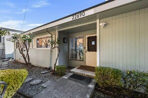 Un edificio residencial con el número 22690, una puerta principal y un pequeño porche.