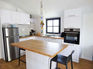 Een koelkast, een microgolfoven, een oven, een vaatwasser