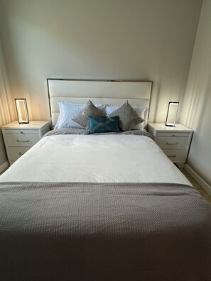 4 habitaciones, escritorio, tabla de planchar con plancha y wifi