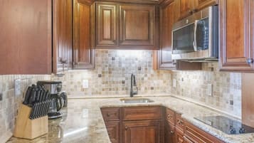 Een koelkast, een microgolfoven, een oven, een kookplaat