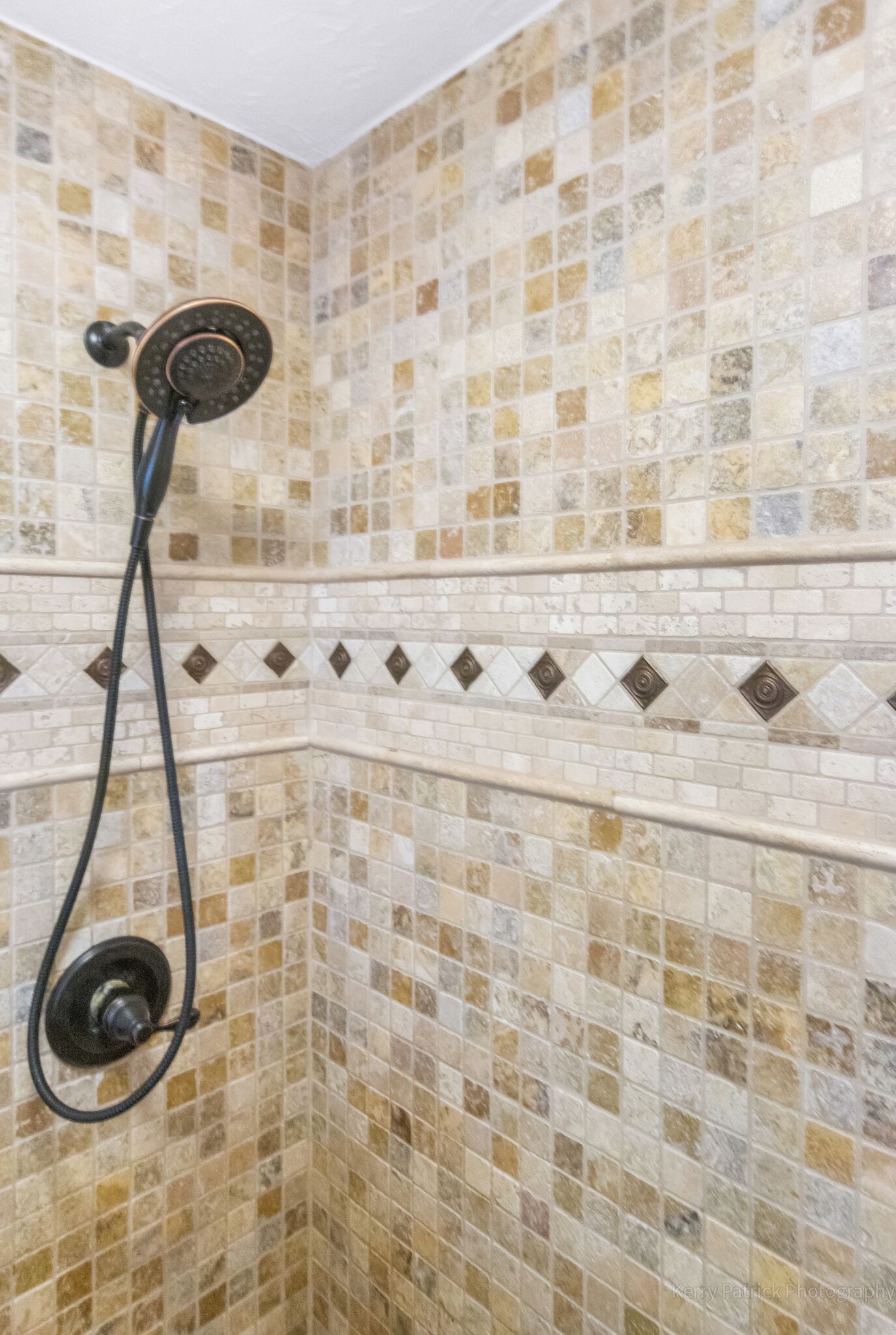 Een douche, een haardroger, handdoeken, zeep