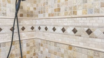 Een douche, een haardroger, handdoeken, zeep