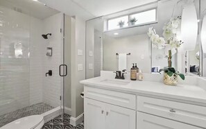 Een douche, een haardroger, handdoeken, zeep