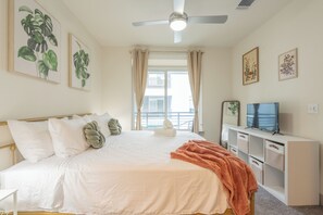 1 quarto, escrivaninha, ferros/tábuas de passar roupa, berço de viagem