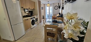 Fridge, cookware/dishes/utensils - APARTMENT VOILES BLANCHES-CLIM-WIFI-BEACH ON FOOT (Unknown)