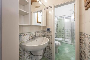 Een douche, een haardroger, een bidet, handdoeken