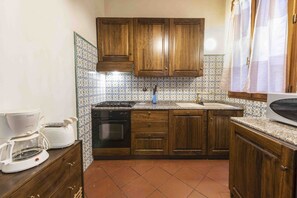 Fridge, oven, stovetop, coffee/tea maker