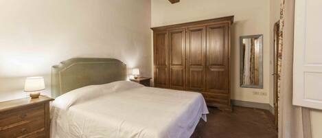 1 habitación, tabla de planchar con plancha, wifi y ropa de cama