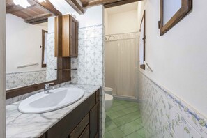 Douche, sĂšche-cheveux, bidet, serviettes fournies