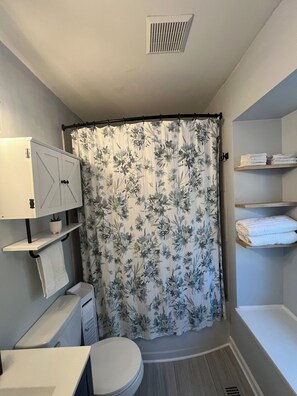 Haartrockner, Handtücher, Seife, Toilettenpapier