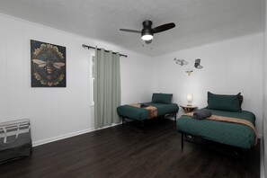 2 habitaciones, tabla de planchar con plancha, wifi y ropa de cama