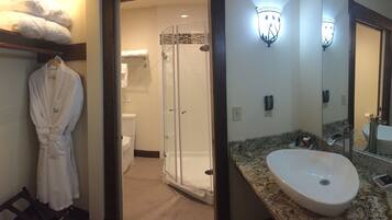 Douche, sĂšche-cheveux, serviettes fournies