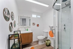 Sèche-cheveux, bidet, serviettes fournies, savon