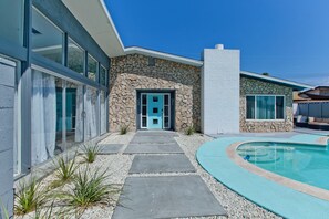 Pool - 4bd, Charming Mid-Century Home! 1.4mi to Convention Center, Mins to Strip! POOL! (Las Vegas)