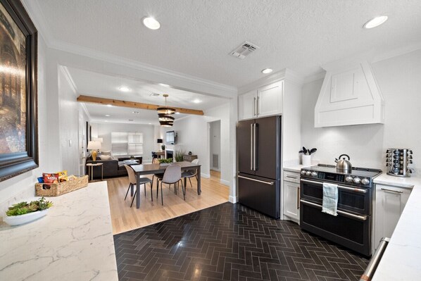 冰箱、微波炉、烤箱、炉灶