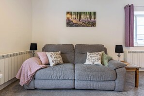 Living area - Charming Historic Stay | Cosy Flat with parking! (Ross-on-Wye)