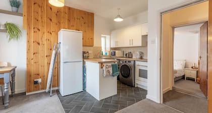 Charming Historic Stay | Cosy Flat with parking!