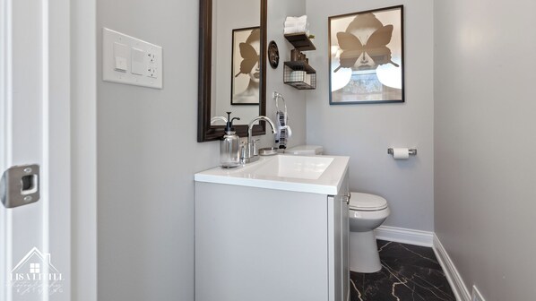 Sèche-cheveux, serviettes fournies, savon, shampoing