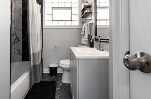 Sèche-cheveux, serviettes fournies, savon, shampoing