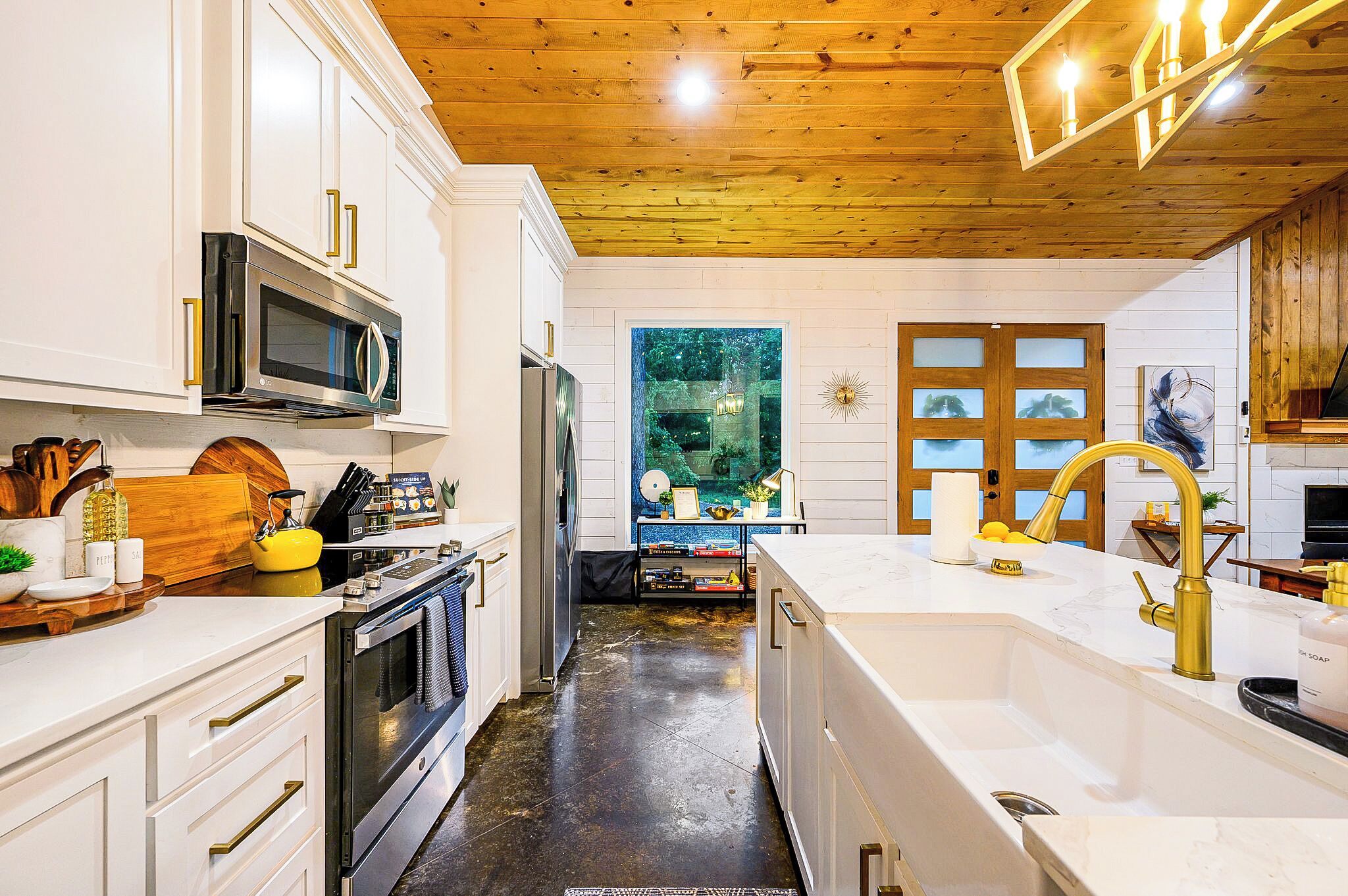 Oven, stovetop, dishwasher, coffee/tea maker