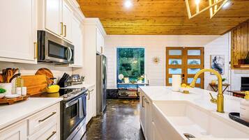 Horno, parrilla de estufa, lavavajillas y cafetera y tetera