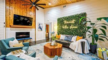 Smart TV, caminetto, videogiochi, tavolo da calcetto