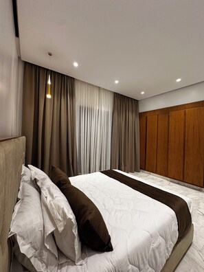 5 bedrooms, iron/ironing board, WiFi, bed sheets