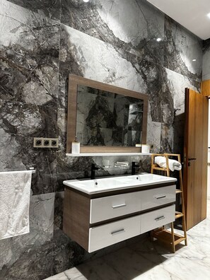 Douche, baignoire à jets, sèche-cheveux, bidet