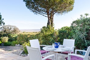 Outdoor dining - MP21 3-room villa on large garden with view of sea and Clape (SAINT PIERRE LA MER)