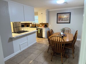 Køleskab, mikrobølgeovn, ovn, kogeplade