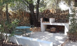 Outdoor dining - Modern villa in Vers-Pont-du-Gard, private pool and pets allowed ( 2 ). (VERS-PONT-DU-GARD)