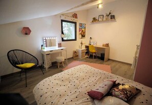 4 室のベッドルーム、WiFi (無料)
