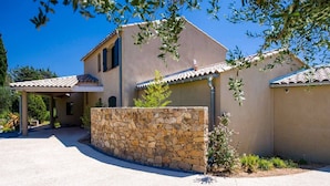 A two-story house with a stone wall, a covered patio, and a small garden. - Exceptional air-conditioned house, swimming pool in Ollioules, Var, near Sanary-sur-Mer. (OLLIOULES)