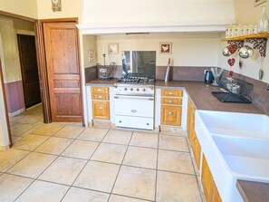Fridge, microwave, oven, dishwasher - Superb air-conditioned farmhouse with private pool, in Saint-Rémy-de-Provence. (SAINT-REMY-DE-PROVENCE)