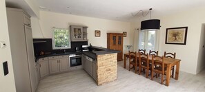 Fridge, microwave, oven, dishwasher - Nice villa for 8 people in Bagnols-en-Forêt, Var, heated pool. (BAGNOLS-EN-FORÊT)