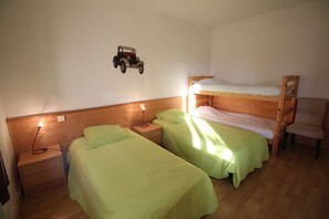 3 bedrooms, free WiFi - 0.1 ml from the beach, house with large terrace and beautiful sea view. (CARRY-LE-ROUET)