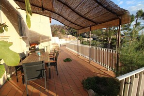 Outdoor dining - 0.1 ml from the beach, house with large terrace and beautiful sea view. (CARRY-LE-ROUET)