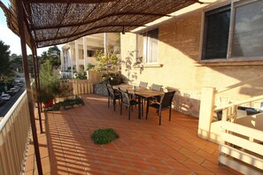 Outdoor dining - 0.1 ml from the beach, house with large terrace and beautiful sea view. (CARRY-LE-ROUET)