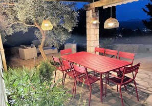 تناول الطعام بالخارج