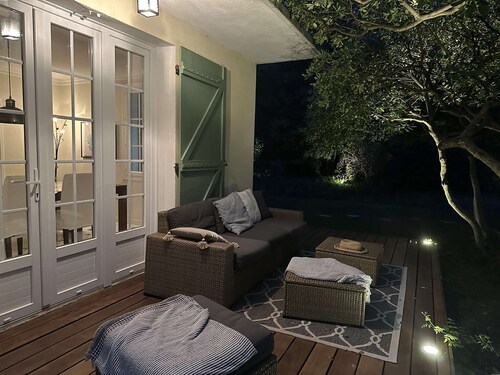 Air-conditioned villa in Sorgues near Avignon, swimming pool and beautiful environment.