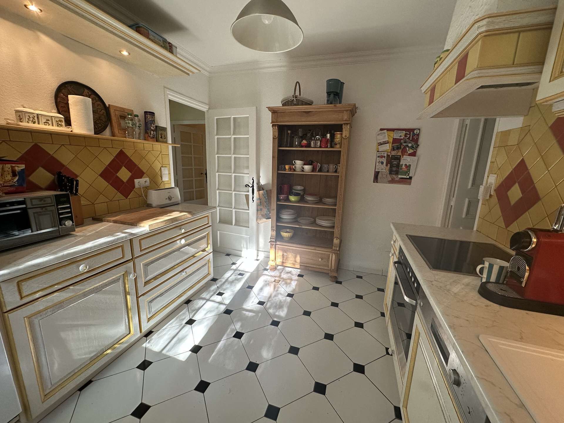 Kylskåp, mikrovågsugn, ugn och diskmaskin