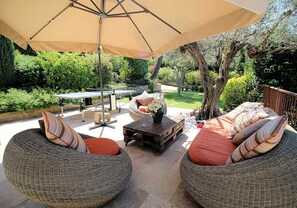 Outdoor dining - Beautiful stone farmhouse in Orgon, large park with heated, fenced swimming pool, pets welcome (1). (ORGON)
