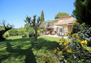 Property grounds - Beautiful stone farmhouse in Orgon, large park with heated, fenced swimming pool, pets welcome (1). (ORGON)
