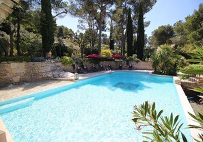 A heated pool - Beautiful stone farmhouse in Orgon, large park with heated, fenced swimming pool, pets welcome (1). (ORGON)