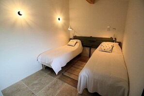 5 bedrooms, free WiFi - Holiday rental in Le Castellet, sea and beach 10 km. (LE CASTELLET)
