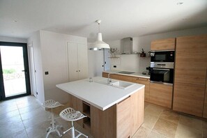 Fridge, oven, dishwasher, cookware/dishes/utensils - Holiday rental in Le Castellet, sea and beach 10 km. (LE CASTELLET)
