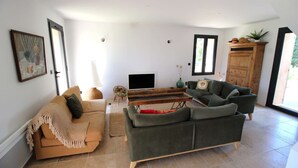 A living room with a sofa, a coffee table, a TV, and a wooden cabinet. - Holiday rental in Le Castellet, sea and beach 10 km. (LE CASTELLET)