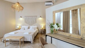 A bedroom with a bed, bedside tables, a mirror, and a hanging light fixture. - Villa for 8P, heated pool, table tennis, boules, in Maillane, Alpilles, pets admitted (1). (MAILLANE)