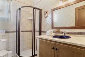 Shower, hair dryer, towels - Holiday Home 'Preciosa Casa En Conil' with Private Terrace, Wi-Fi and Air Conditioning (Conil de la Frontera)