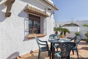Outdoor dining - Holiday Home 'Preciosa Casa En Conil' with Private Terrace, Wi-Fi and Air Conditioning (Conil de la Frontera)